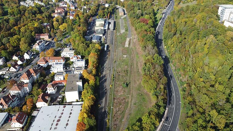 Zwischen den Bahngleisen und dem Ostring in Bad Kissingen soll der Prinzregentenpark entstehen.