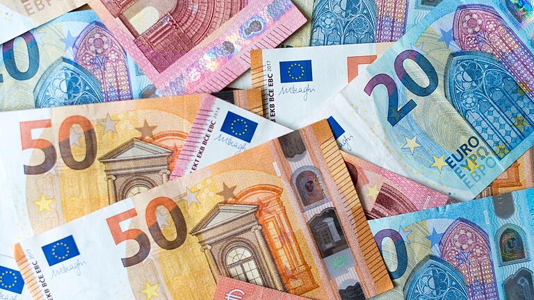 Euroscheine.jpeg       -  Wie müssen deutsche Rentnerinnen und Rentner die Rente aus Österreich versteuern?