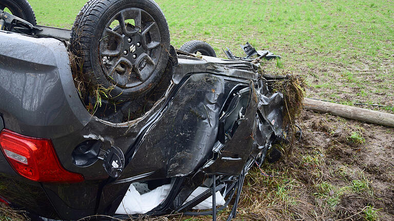 Bei einem Unfall am frühen Samstag Nachmittag wurde eine junge Frau von einem PKW erfasst und tödlich verletzt.