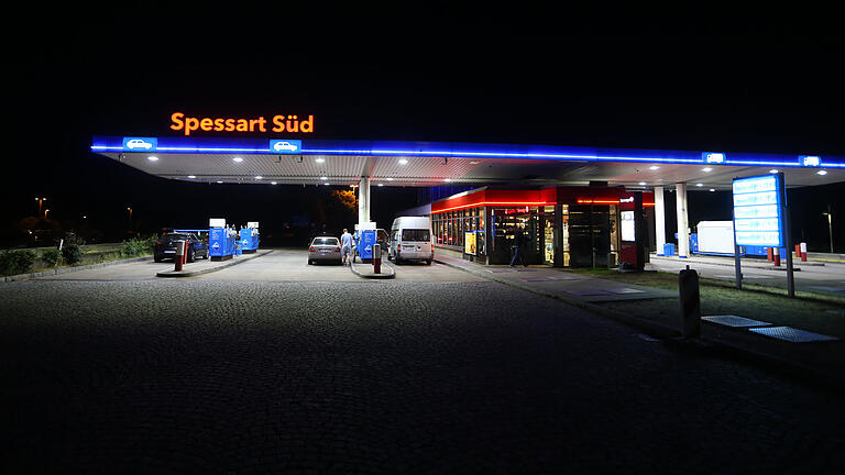Rastanlage wegen Sprengstoffverdachts zeitweise gesperrt - Die Tankstelle der Rastanlage Spessart Süd. Wegen des Verdachts auf Sprengstoff in einem Auto ist eine Rastanlage auf der Autobahn 3 bei Aschaffenburg am Sonntagabend zeitweise gesperrt worden. Rastanlage wegen Sprengstoffverdachts zeitweise gesperrt - Die Tankstelle der Rastanlage Spessart Süd. Wegen des Verdachts auf Sprengstoff in einem Auto ist eine Rastanlage auf der Autobahn 3 bei Aschaffenburg am Sonntagabend zeitweise gesperrt worden.