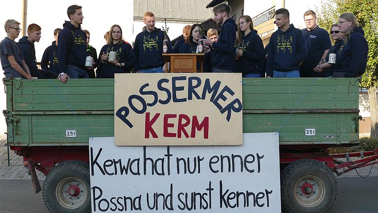 Von der Ladefläche des Festwagens als Podium hielt die Possermer Burschenschaft und ihre Mädels die Kirchweihpredigt.