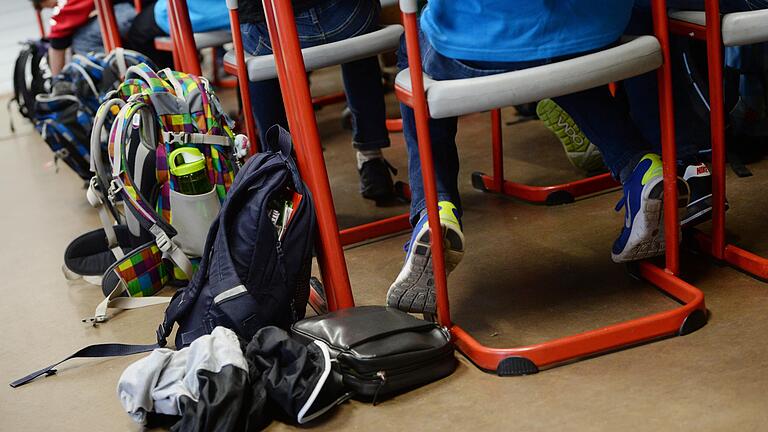Das neue Schuljahr in Bayern beginnt - und mit ihm die Diskussion über den Lehrermangel an Grundschulen. Auslöser ist die Studie der Bertelsmanns-Stiftung, nach der bis 2025 über 26 000 Lehrkräfte fehlen werden. Das neue Schuljahr in Bayern beginnt - und mit ihm die Diskussion über den Lehrermangel an Grundschulen. Auslöser ist die Studie der Bertelsmanns-Stiftung, nach der bis 2025 über 26 000 Lehrkräfte fehlen werden.