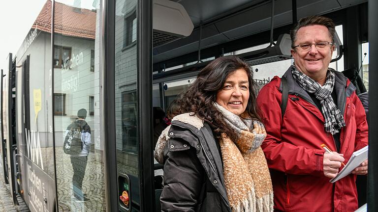 Landratskandidatin Christine Haupt-Kreutzer und Reporter Ernst Lauterbach: Am Beginn des Weges von Margetshöchheim nach Wolkshausen mit dem ÖPNV.