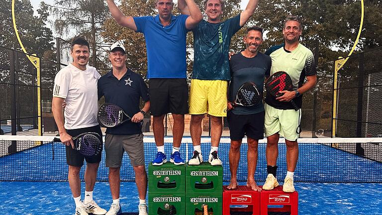 Siegehrung bei der Würzburger Padel-Stadtmeisterschaft mit Daniel Kübler, Marco Kail, Julian Borst, Rainer Maiores, Michael Schenider und Eugen Högele. Siegehrung bei der Würzburger Padel-Stadtmeisterschaft mit Daniel Kübler, Marco Kail, Julian Borst, Rainer Maiores, Michael Schenider und Eugen Högele.
