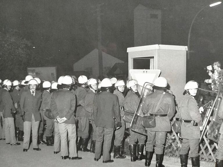 In der Nacht auf den 19. Mai 1978 kam es in Ermershausen zu einem großen Polizeieinsatz. Rund 200 Polizisten stürmten das Rathaus, zahlreiche weitere waren vor Ort im Einsatz. Hinweis: Trotz sorgfältiger Recherche konnte der Rechteinhaber nicht ermittelt werden. Rechteinhaber werden gebeten, sich bei der Redaktion zu melden.