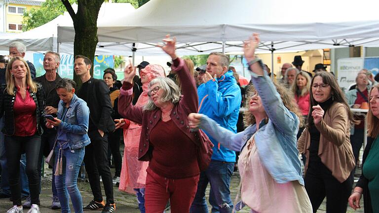 Ließ sich die gute Laune nicht nehmen: Das Publikum hatte sichtlich Spaß bei den Auftaktkonzerten des 'Summer Opening' in Gerolzhofen. Am Freitag mussten die weiteren Veranstaltungen wegen des angekündigten Unwetters absagt werden.
