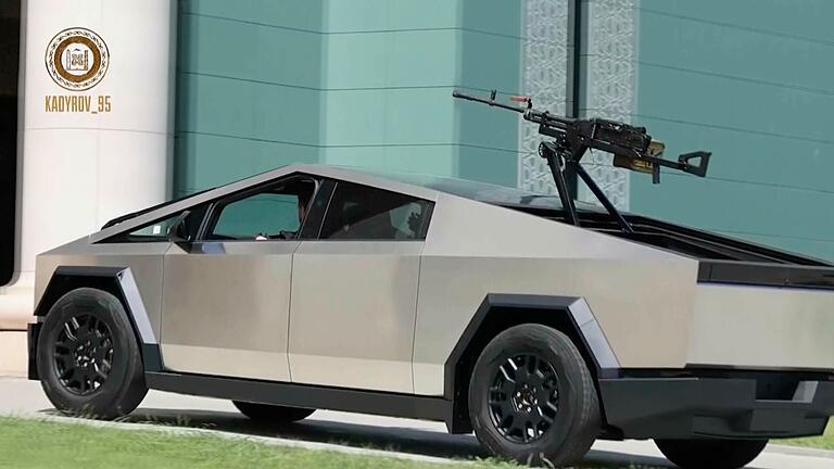 Tschetschenischer Machthaber Kadyrow fährt Tesla Cybertruck       -  Der Cybertruck ist mit einem Maschinengewehr ausgestattet.