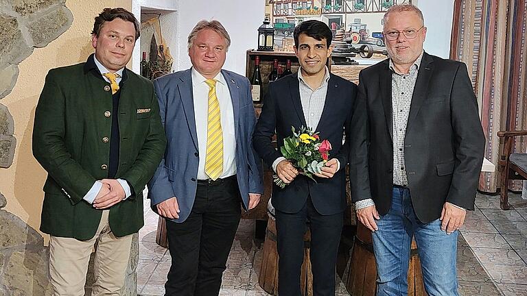 Die Wahlkreiskonferenz in Königheim mit dem FDP-Kreisvorsitzenden im Main-Tauber-Kreis (von links): Benjamin Denzer als Versammlungsleiter, Achim Walter, Bürgermeister der Gemeinde Obrigheim, sowie FDP-Kreisvorsitzender und Kreisrat im Neckar-Odenwald-Kreis, Mirwais Wafa aus der Bad Mergentheim ist der gemeinsame Kandidat des Bundestagswahlkreises 276 Odenwald-Tauber für die im kommenden Jahr anstehenden Bundestagswahlen und FDP-Kreisrat im Main-Tauber-Kreis.