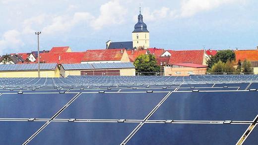 Nicht in Gerolzhofen: Eine Photovoltaikanlage wie hier in Herlheim sollte auch auf das Gelände zwischen Bahnlinie, Klär- und Kompostanlage im Gerolzhöfer Norden. Durch ein Abstimmungspatt im Stadtrat ist dieser Plan aber hinfällig.