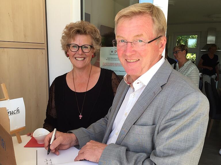 Schrieb anerkennende Worte ins Gästebuch des PÜZ: Andreas Westerfellhaus, Pflegebevollmächtigter der Bundesregierung, im Bild mit Angelika Ochs, Geschäftsführerin des Caritasverbands in Rhön-Grabfeld.