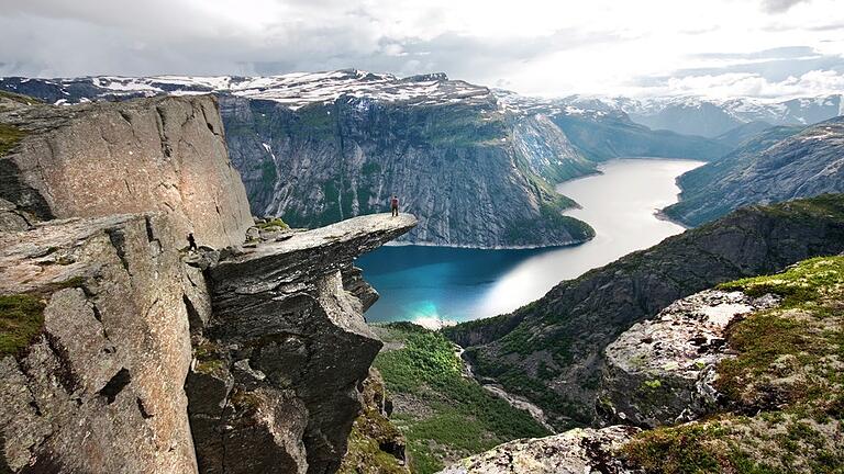 Selten ist es wirklich noch so einsam auf der Trolltunga in Norwegen. Meist tummeln sich Hunderte Touristen mit gezücktem Smartphone auf der Felszunge. Selten ist es wirklich noch so einsam auf der Trolltunga in Norwegen. Meist tummeln sich Hunderte Touristen mit gezücktem Smartphone auf der Felszunge.