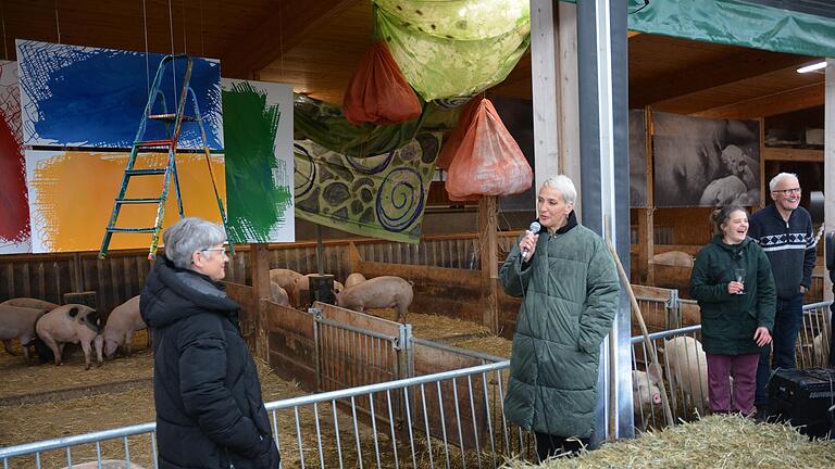 Die Künstlerin Sabine Bach (Mitte) hat die Ausstellung 'unARTig im Schweinestall' auf dem Biohof May kuratiert. Die Künstlerin Sabine Bach (Mitte) hat die Ausstellung 'unARTig im Schweinestall' auf dem Biohof May kuratiert.