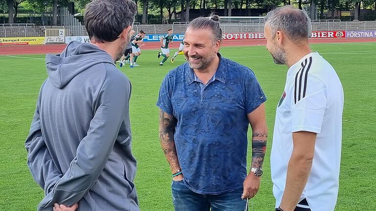 Aufbruchstimmung beim FC 05 Schweinfurt: Geschäftsführer und Hauptsponsor Markus Wolf (Mitte) im Gespräch mit Sportleiter Robert Hettich (links) und Trainer Christian Gmünder.