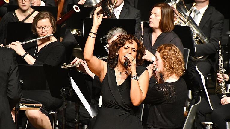 Mit der 0souligen Reham Siebenson, der Frau des Vorsitzenden Thomas Siebenson, wurde das große Ensemble der Bläserphilharmonie zur Bigband. 'I am feeling so good – yeah Baby', so die begnadete Sängerin.