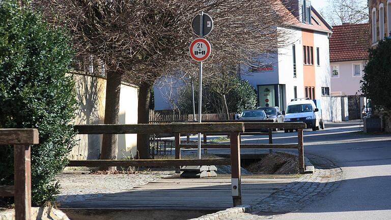 Noch immer ist ungeklärt, was mit dem seit Jahren trockengelegten Wasserlauf in der Bleichstraße in Gerolzhofen passiert. Zwischenzeitlich wurde die Tragfähigkeit der Brücken beschränkt und&nbsp; ausgeschildert.