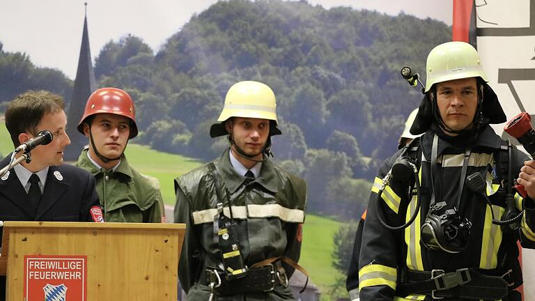 Eine humorvolle Feuerwehr-Modenschau mit Schutzausrüstung aus verschiedenen Jahrzehnten gab es beim Kommersabend in Oberbach. - Eine humorvolle Feuerwehr-Modenschau mit Schutzausrüstung aus verschiedenen Jahrzehnten gab es beim Kommersabend in Oberbach. Eine humorvolle Feuerwehr-Modenschau mit Schutzausrüstung aus verschiedenen Jahrzehnten gab es beim Kommersabend in Oberbach. - Eine humorvolle Feuerwehr-Modenschau mit Schutzausrüstung aus verschiedenen Jahrzehnten gab es beim Kommersabend in Oberbach.
