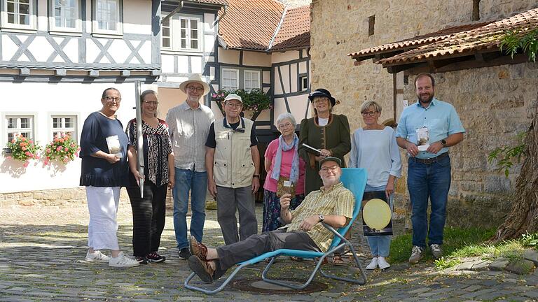 In Ostheim gibt es was zu erleben: 17 Führungen bieten Gästen einen interessanten Einblick in Kultur und Stadtgeschehen. Im Bild einige der Gästeführerinnen und Gästeführer mit Bürgermeister Steffen Malzer (rechts) und der Leiterin von Tourismus und Marketing Ostheim vor der Rhön, Susanne Orf (links).