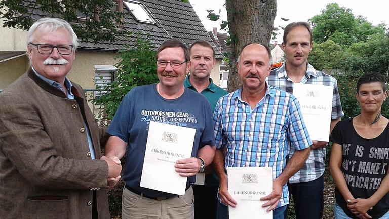 In der Betriebs- und Personalversammlung des Forstbetriebs Bad Brückenau ehrte Leiter Wolfram Zeller folgende Forstwirte (von links): Willy Hüther (Revier Oberbach) für 40 Jahre, Joachim Halbleib (Revier Burgwallbach) für 25 Jahre, Hubert Schmitt (Revier Stangenroth) für 40 Jahre und Steffen Kopp (Revier Kothen) für 25 Jahre. Rechts Uschi Hauck als Vertreterin des Personalrats.  Foto: Theodor Escherich       -  In der Betriebs- und Personalversammlung des Forstbetriebs Bad Brückenau ehrte Leiter Wolfram Zeller folgende Forstwirte (von links): Willy Hüther (Revier Oberbach) für 40 Jahre, Joachim Halbleib (Revier Burgwallbach) für 25 Jahre, Hubert Schmitt (Revier Stangenroth) für 40 Jahre und Steffen Kopp (Revier Kothen) für 25 Jahre. Rechts Uschi Hauck als Vertreterin des Personalrats.  Foto: Theodor Escherich