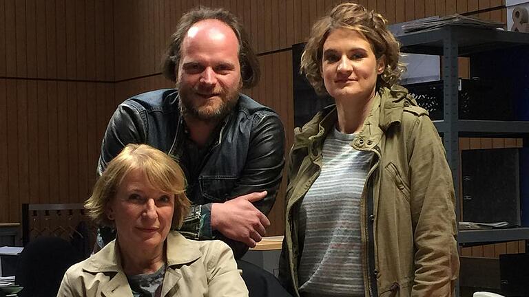Fototermin bei der „Tatort“-Polizei mit den Schauspielern (von links) Dagmar Menzel, Andreas Leopold Schadt und Eli Wasserscheid. Fototermin bei der „Tatort“-Polizei mit den Schauspielern (von links) Dagmar Menzel, Andreas Leopold Schadt und Eli Wasserscheid.
