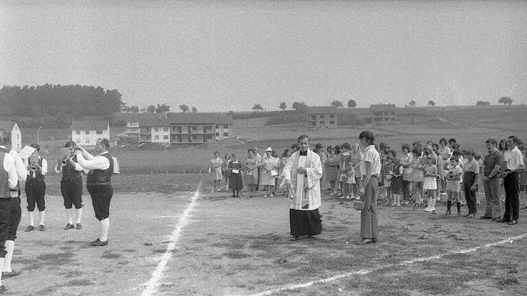 Pfarrer Oskar Pflüger segnete 1969 den ersten Fußballplatz des jungen TSV ThundorfArchiv Bauernschubert - Pfarrer Oskar Pflüger segnete 1969 den ersten Fußballplatz des jungen TSV ThundorfArchiv Bauernschubert Pfarrer Oskar Pflüger segnete 1969 den ersten Fußballplatz des jungen TSV ThundorfArchiv Bauernschubert - Pfarrer Oskar Pflüger segnete 1969 den ersten Fußballplatz des jungen TSV ThundorfArchiv Bauernschubert