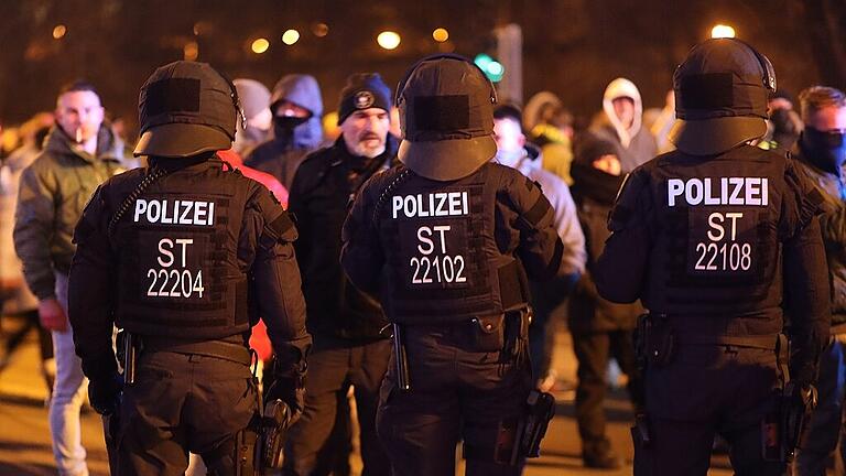 Corona-Proteste in Sachsen-Anhalt - Erst am Montag kam es unter anderem in Halberstadt, Sachsen-Anhalt, wieder zu Protesten gegen Corona-Maßnahmen der Regierung. Corona-Proteste in Sachsen-Anhalt - Erst am Montag kam es unter anderem in Halberstadt, Sachsen-Anhalt, wieder zu Protesten gegen Corona-Maßnahmen der Regierung.