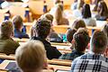 Vorlesung an der Uni Würzburg: Weil Stellen beim Lehrpersonal nicht verlängert werden, befürchtet die Studierendenvertretung eine Verschlechterung der Studienbedingungen.