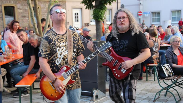 Titel von Rocklegenden sind ihre Leidenschaft. Dafür gehen Gitarrist Marcel Lübbe (l.) und Bassist Marco Danz (r.) auch mal „unters Volk“. - Titel von Rocklegenden sind ihre Leidenschaft. Dafür gehen Gitarrist Marcel Lübbe (l.) und Bassist Marco Danz (r.) auch mal „unters Volk“. Titel von Rocklegenden sind ihre Leidenschaft. Dafür gehen Gitarrist Marcel Lübbe (l.) und Bassist Marco Danz (r.) auch mal „unters Volk“. - Titel von Rocklegenden sind ihre Leidenschaft. Dafür gehen Gitarrist Marcel Lübbe (l.) und Bassist Marco Danz (r.) auch mal „unters Volk“.