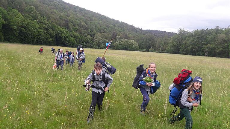 Entlang der Sinn wanderten die Pfadfinder*innen nach Rieneck.