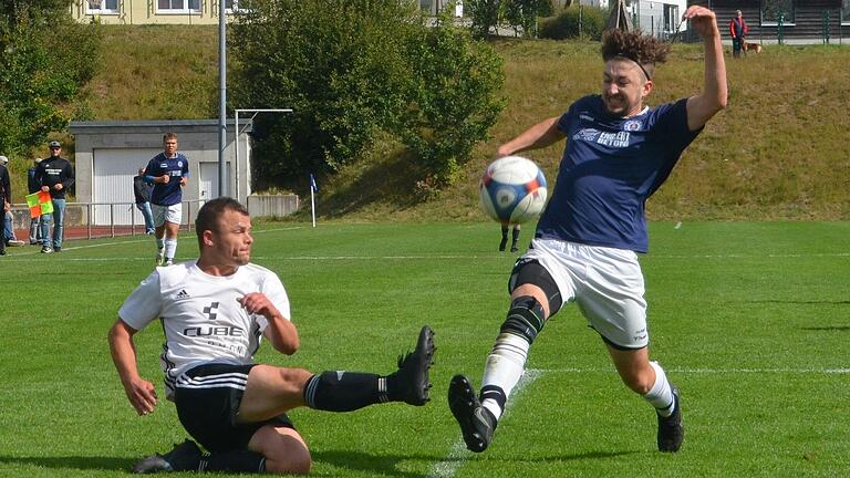 Zweikampfsieger in dieser Szene ist Oatis Seifert (links) von der SG Hausen/Nordheim, die sich beim TSV-DJK Wülfershausen (rechts Sebastian Roßner) trotz einer 3:1-Führung mit einem 3:3 begnügen musste.