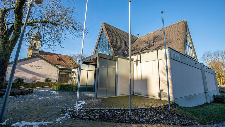 300 Einwohner, zwei katholische Kirchen: links hinten die alte Barockkirche, vorne die neue Kirche aus den 1970er Jahren - und dazwischen das Pfarrzentrum von St. Michael. 300 Einwohner, zwei katholische Kirchen: links hinten die alte Barockkirche, vorne die neue Kirche aus den 1970er Jahren - und dazwischen das Pfarrzentrum von St. Michael. 