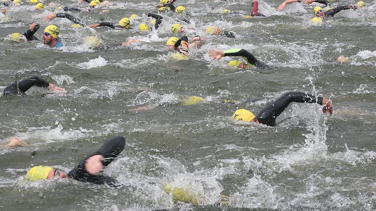 Main-Post-Mainfranken-Triathlon in Kitzingen: 24 Grad Celsius bildeten eine angenehme Wassertemperatur für die erste Disziplin. Main-Post-Mainfranken-Triathlon in Kitzingen: 24 Grad Celsius bildeten eine angenehme Wassertemperatur für die erste Disziplin.