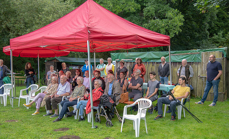 Vertreter des Turnrats, der Abteilungen und der Brauerei Roth mit Bürgermeisterin Sorya Lippert.