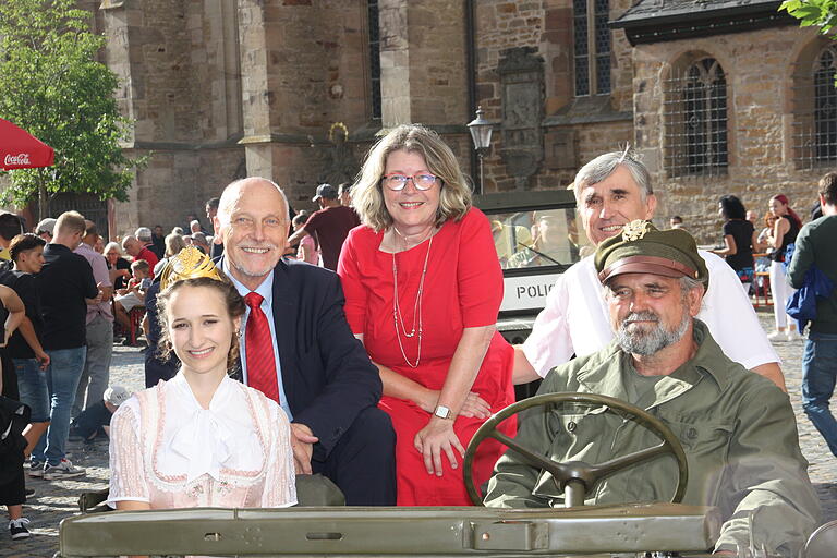 Mit alten US-Jeeps wurden die Ehrengäste zur Festeröffnung auf den Marktplatz kutschiert. Das Bild zeigt im Wagen zusammen mit dem Chauffeur (von links) Weinprinzessin Amelie Zink, Zweiten Bürgermeister Erich Servatiuzs, die Leiterin der Tourist-Information, Beate Glotzmann und stellvertretenden Landrat Thomas Vizl.