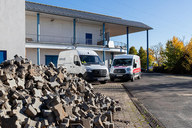 Die ehemalige Disco Capitol im Mainfrankenpark in Dettelbach (Lkr.Kitzingen) hat einen neuen Eigentümer. Das Areal gehört jetzt dem österreichischen Speditionsunternehmen Verag AG. Gerade finden Umbauarbeiten auf dem Gelände statt, damit die Spedition dort einziehen kann.