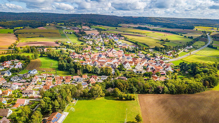 Die Gemeinde Pfarrweisach liegt an einer der Hauptverkehrsadern der Region - die B279.