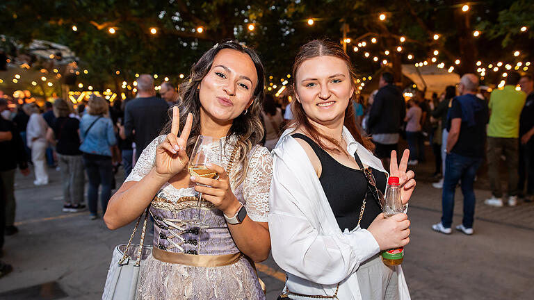 Zahlreiche Menschen besuchen am Dienstag 20.08.24 das Volkacher Weinfest.