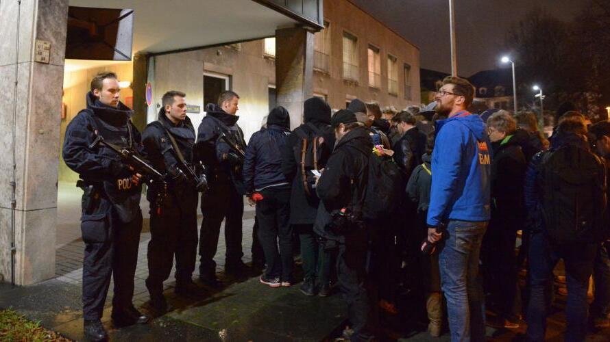Deutschland - Niederlande abgesagt       -  Journalisten warten am 17.11.2015 in Hannover (Niedersachsen) vor dem Innenministerium auf die angekündigte Pressekonferenz. Das Länderspiel Deutschland gegen die Niederlande ist wegen eines drohenden Sprengstoffattentats von Islamisten abgesagt worden. Es habe entsprechende Hinweise auf einen Anschlag gegeben, der von islamistischen Gefährdern geplant gewesen sei, erfuhr die dpa am Dienstagabend aus Sicherheitkreisen.  Foto: Peter Steffen/dpa +++(c) dpa - Bildfunk+++