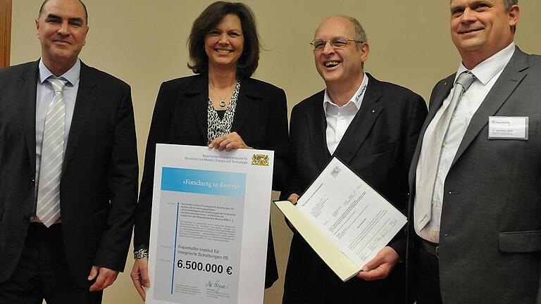 Bei der Übergabe des Förderbescheids: (von links) Peter Jakob (Lehrstuhlinhaber Experimentelle Physik 5), Wirtschaftsministerin Ilse Aigner, Randolf Hanke (Bereichsleiter Fraunhofer EZRT) und Karl-Heinz Hiller (Abteilungsleiter Fraunhofer MRB).