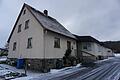 Wenn die Rhönhalle in Frankenheim saniert und erweitert wird, soll nach den vorliegenden Plänen das Wohnhaus abgerissen werden. Fotos: Marion Eckert