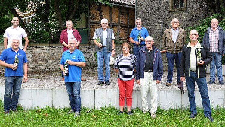 Zum 25-jährigen Jubiläum des Heimat- und Kulturvereins Rieden wurden die Gründungsmitglieder geehrt (hinten von links) Vorsitzender Jochen Pfeuffer, Ralf Veigel, Josef Fick, Willi Pfeuffer, Norbert Reuß und Armin Keller, (vorne von links)&nbsp; Werner Rath, Gerhard Keller, Maria Baumann-Rüth und Hans-Georg Rüth sowie Oswald Blesch.