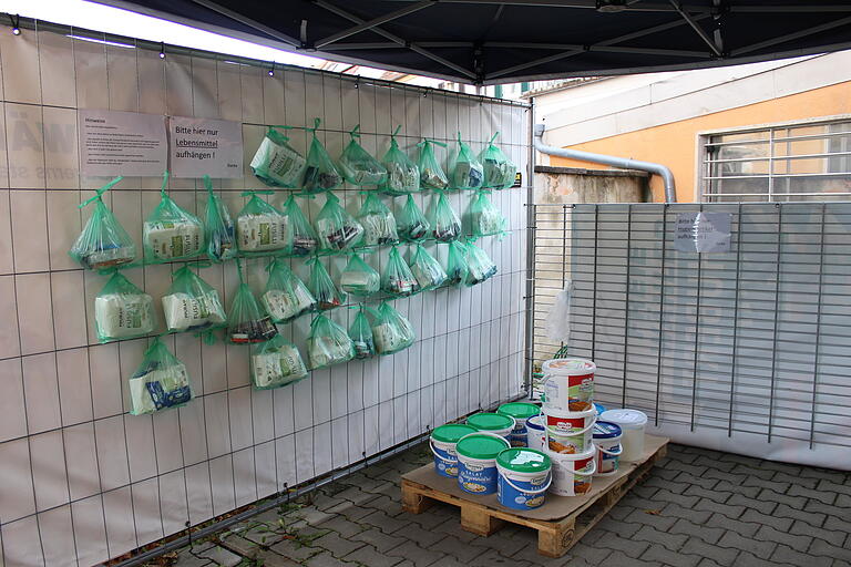 Der Gabenzaun vor der Öffnung der Suppenküche. Der Gabenzaun vor der Öffnung der Suppenküche.