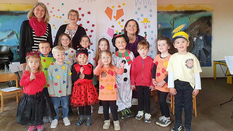 Die Kinder sangen und tanzten zum Thema „Unser Jahr“.