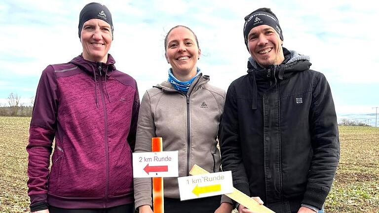 Hier geht's lang: Die Organisatoren der unterfränkischen Crosslauf-Meisterschaft (von links) Katja Fatt, Christin Schmitt und Bastian Reukauf vom Laufteam-Rhön-Grabfeld freuen sich auf die Teilnehmerinnen und Teilnehmer.