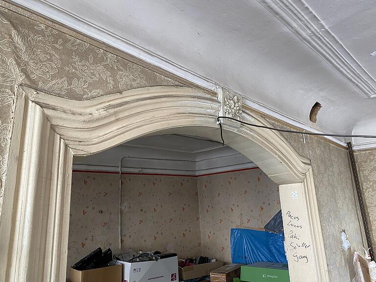 Blick im ersten Stock im denkmalgeschützten Gebäude Keßlergasse 5 auf die Stuckdecke und den historischen Türrahmen, die bei der Sanierung erhalten werden. Blick im ersten Stock im denkmalgeschützten Gebäude Keßlergasse 5 auf die Stuckdecke und den historischen Türrahmen, die bei der Sanierung erhalten werden.