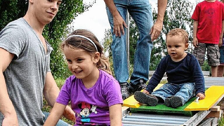 Familien-Abenteuer an der Mainlände       -  (ode)   Zum sechsten Mal gibt es am Sonntag, 4. September, von 12 bis 17 Uhr einen Erlebnistag für die ganze Familie. Diesmal findet auch ein Kinderflohmarkt statt. Viel Zuspruch fand der Familien- und Erlebnistag an der Mainlände in den vergangenen Jahren. So wird es neben der Seilbahn, der Rollenrutsche (Bild), der Hüpfburg, Schmink- und Bastelecke, dem Luftballonwettbewerb, Baumklettern auch verschiedene Spiele geben. Gebührenfrei können Kinder Bücher, Spielsachen, CDs und vieles mehr anbieten. Die Veranstalter &ndash; Jugendarbeit Dettelbach, Judoclub, SPD-Ortsverein, Umwelt- und Naturschutzgruppe Dettelbach im LBV und Baumpirat &ndash; freuen sich auf zahlreiche Besucher.