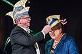 KiKaG-Präsident Rainer Müller überreicht Barbara Stamm den Kitzinger Schlappmaulorden und krönt sie mit einer Narrenkappe.