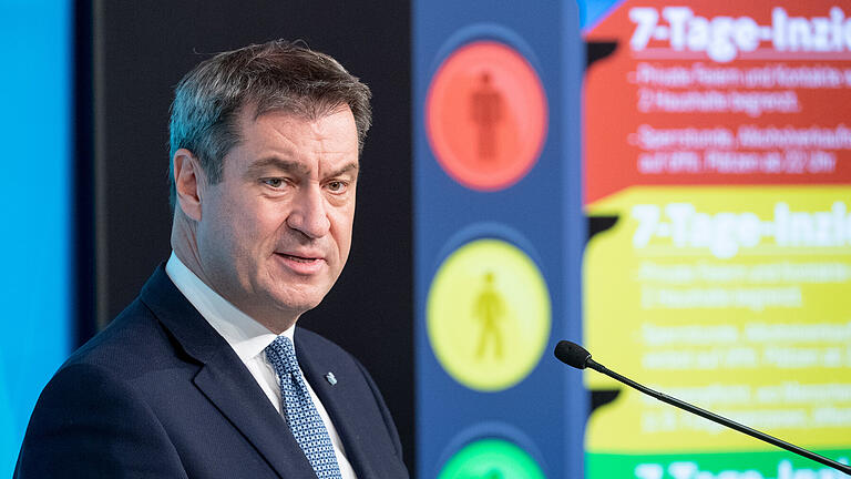 Kabinettssitzung in München       -  Markus Söder (CSU), Parteivorsitzender und Ministerpräsident von Bayern, spricht nach einer Kabinettssitzung zur weiteren Entwicklung in der Corona-Pandemie auf einer Pressekonferenz. Im Hintergrund ist auf einem Display die Corona-Ampel zu sehen, die die Maßnahmestufen für verschiedene Inzidenzwerte symbolisiert. In der Sitzung hat der Ministerrat über die Beschlüsse der Ministerpräsidentenkonferenz am Mittwoch beraten. Foto: Matthias Balk/dpa +++ dpa-Bildfunk +++