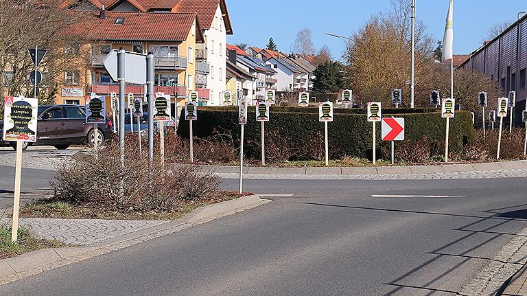 Rund um den „Valeo-Kreisel“ und im Bereich des Werkseinganges symbolisierten 95 Schilder den Abbau von erfolgten und geplanten Arbeitsplätzen. Rund um den „Valeo-Kreisel“ und im Bereich des Werkseinganges symbolisierten 95 Schilder den Abbau von erfolgten und geplanten Arbeitsplätzen.