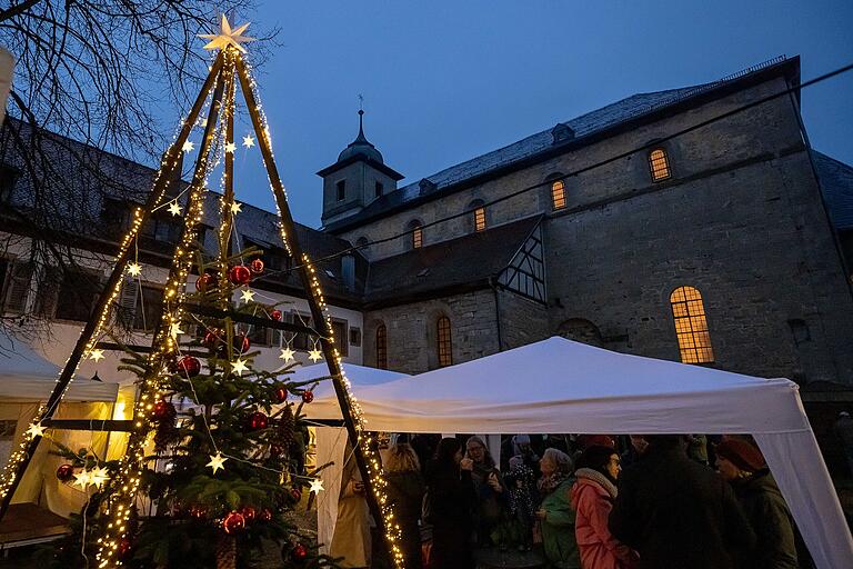 Trotz Regenwetters am Samstag war es eine romantische Klosterweihnacht in Kloster Wechterswinkel. Zum Glühwein trinken trafen sich die Besucher unter den Zelten im Innenhof.