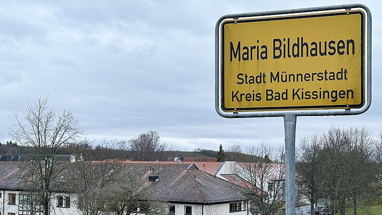Seit dem 9. Januar 1955 ist auch auf den Ortstafeln der neue Name „Maria Bildhausen“ zu lesen. Damals allerdings noch mit dem Zusatz „Gemeinde Kleinwenkheim.“       -  Seit dem 9. Januar 1955 ist auch auf den Ortstafeln der neue Name „Maria Bildhausen“ zu lesen. Damals allerdings noch mit dem Zusatz „Gemeinde Kleinwenkheim.“